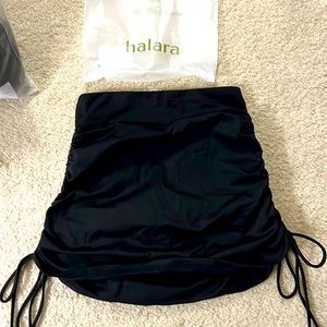 NWOT Halara 2 in 1 activity skirt